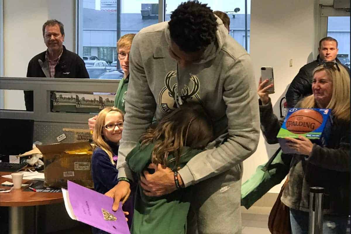 L’adorable scène entre Giannis et une jeune fan