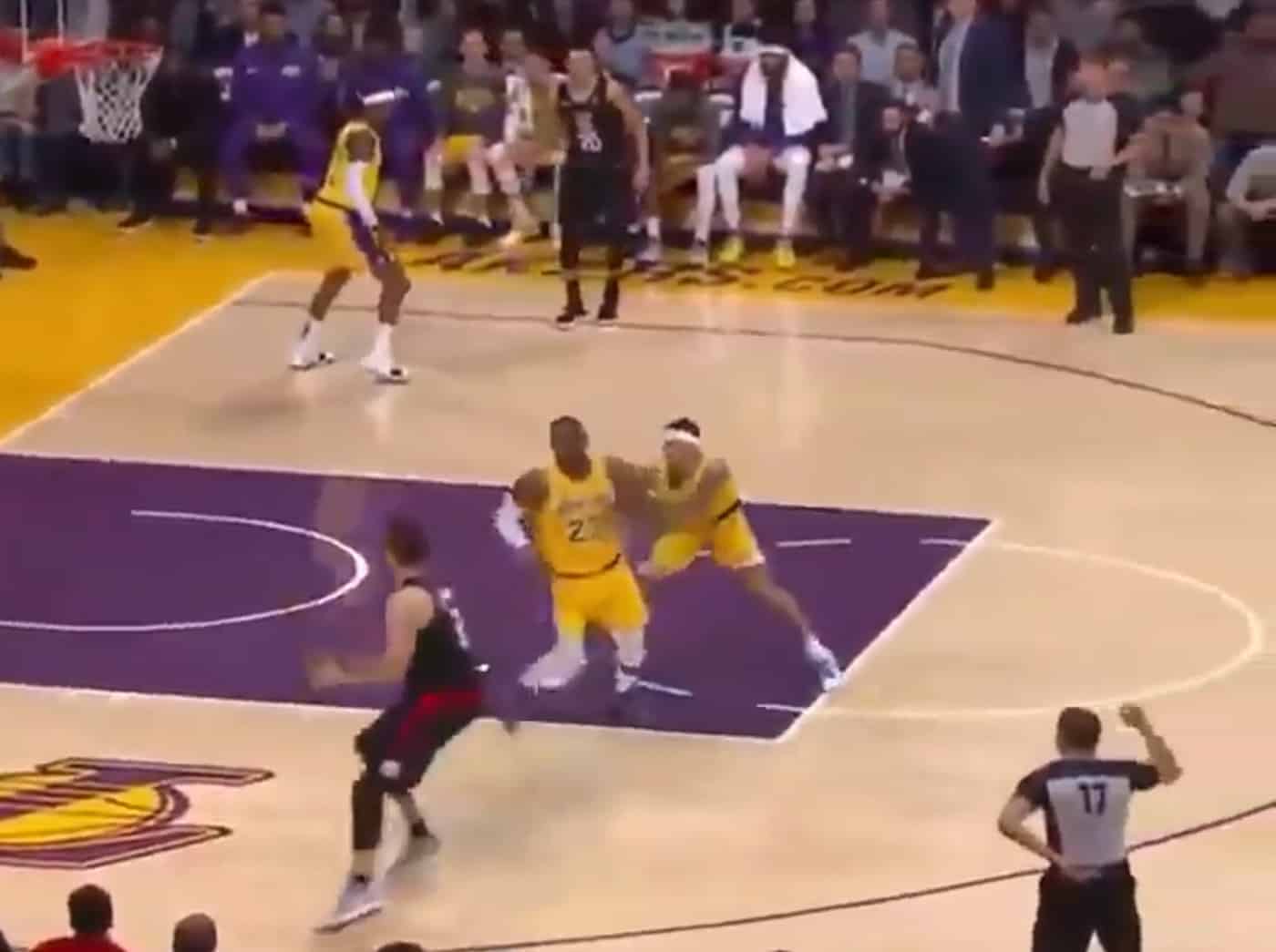 Quand Kuzma pousse LeBron pour l’obliger à défendre…