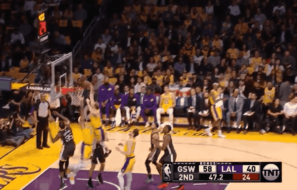 La claquette dunk surprenante de Caruso, qui postérise son coéquipier
