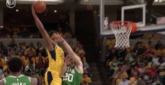 Myles Turner claque un énorme poster sur Gordon Hayward !
