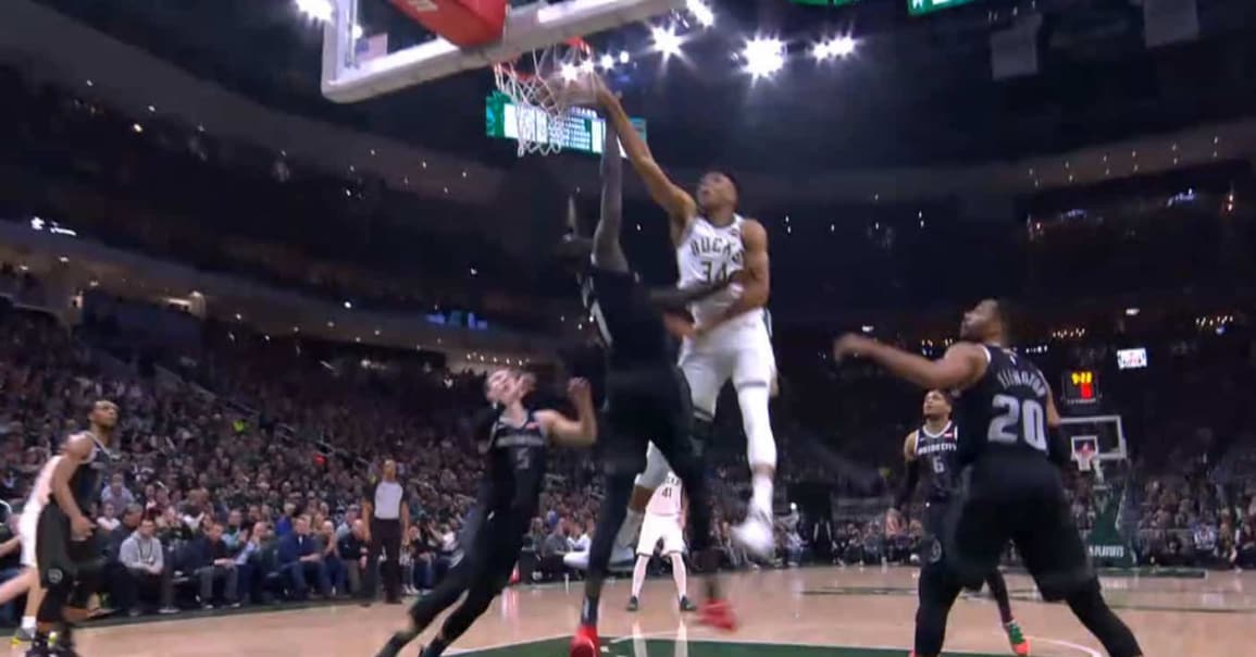 Giannis colle Thon Maker sur un énorme poster