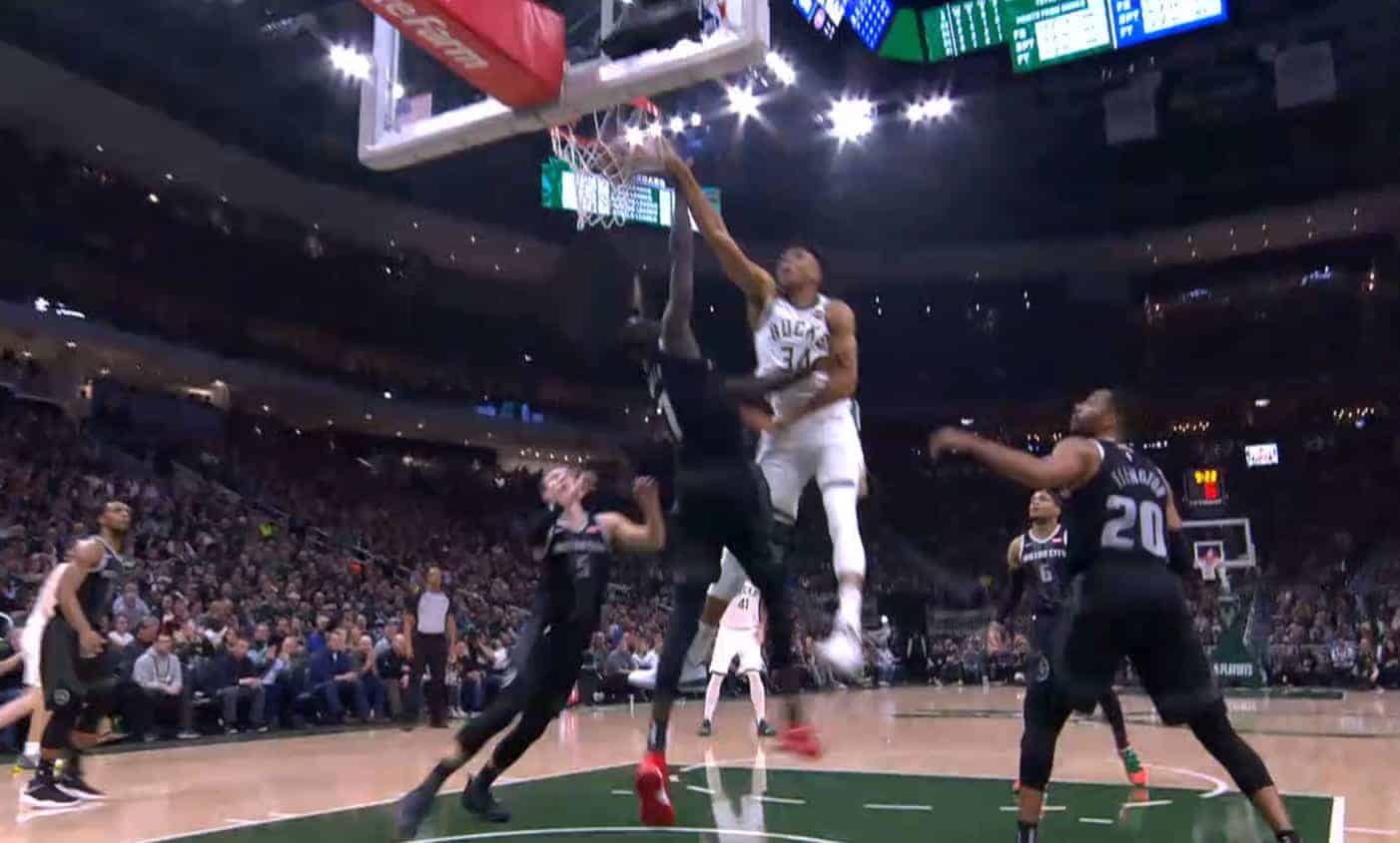 Giannis colle Thon Maker sur un énorme poster