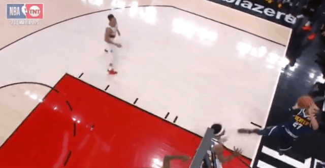 Jamal Murray marque… en tirant derrière le panneau !