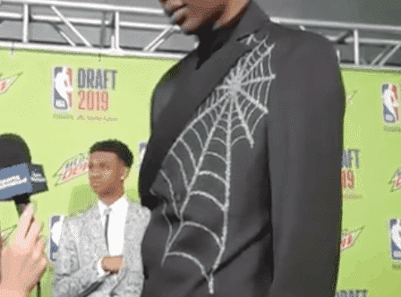 L’immonde costard de Bol Bol lors de la Draft