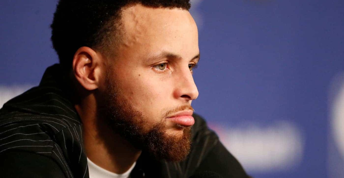 Stephen Curry souffre souvent contre Marcus Smart, gagnera-t-il ce duel crucial ?