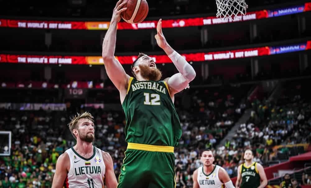 Aron Baynes retourne en Australie, mais garde la NBA dans le viseur