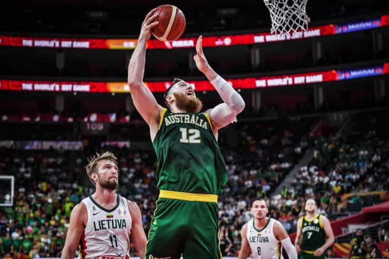 Aron Baynes retourne en Australie, mais garde la NBA dans le viseur
