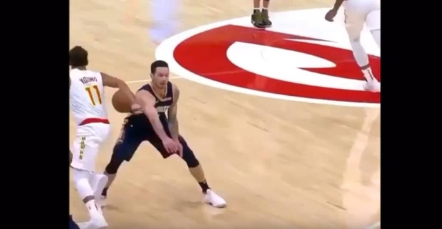 Trae Young rentre un violent petit pont à JJ Redick