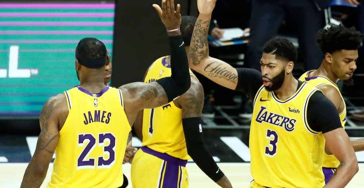 CQFR : LeBron James et Anthony Davis showmen, Lakers et Bucks qualifiés