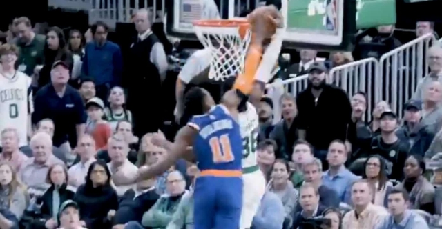 Frank Ntilikina a mis un contre lebronesque à Marcus Smart