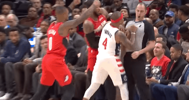 Isaiah Thomas éjecté… après seulement 2 minutes de jeu