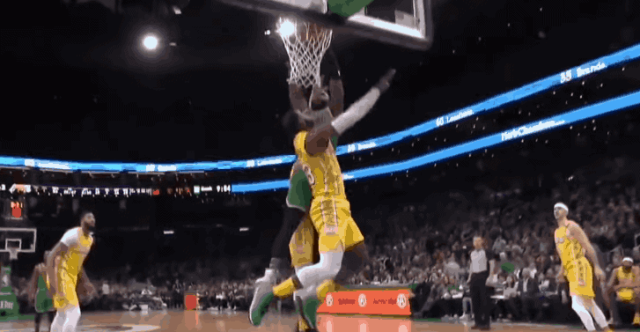 Jaylen Brown a calé un énorme dunk sur LeBron James !