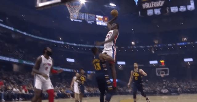 Sekou Doumbouya a lourdement postérisé Tristan Thompson !