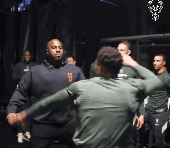 Quand Teddy Riner s’incruste pendant le rituel d’avant-match des Bucks…
