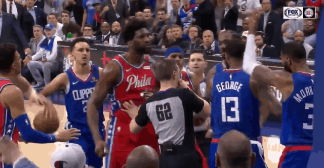 Petite altercation entre Marcus Morris et Joel Embiid