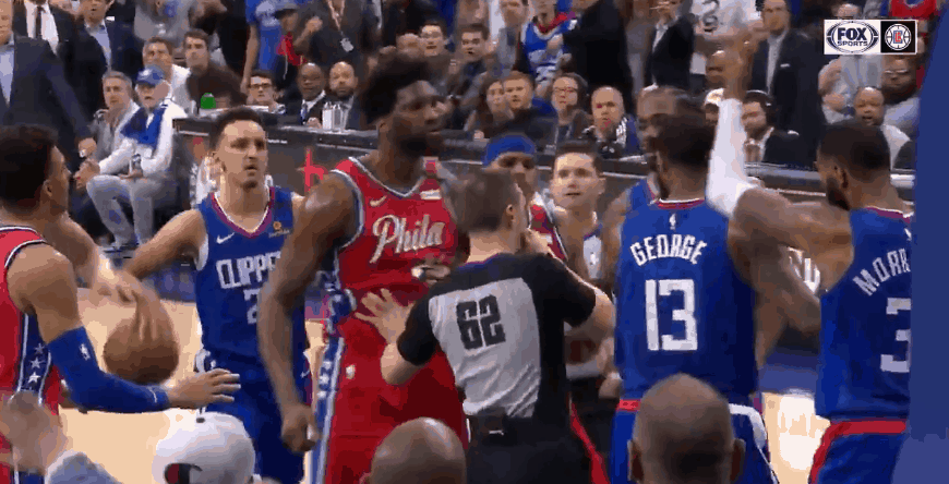 Petite altercation entre Marcus Morris et Joel Embiid