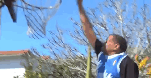 Le Hall Of Famer Marques Johnson, 64 ans, dunke encore (par-dessus deux tacos)