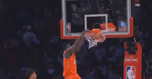 Tellement puissant, Zion a tordu le panier sur un dunk