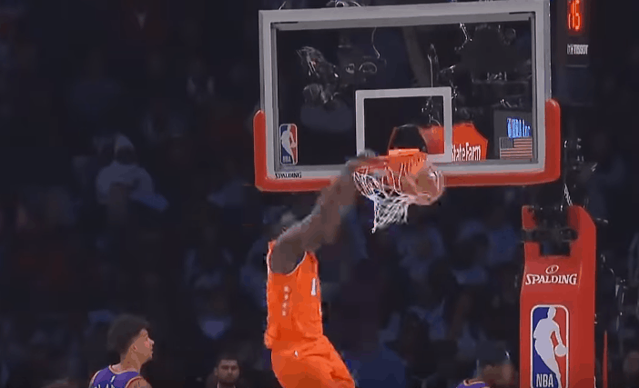 Tellement puissant, Zion a tordu le panier sur un dunk