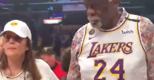 Bill Russell avec un maillot des Lakers, tout un symbole