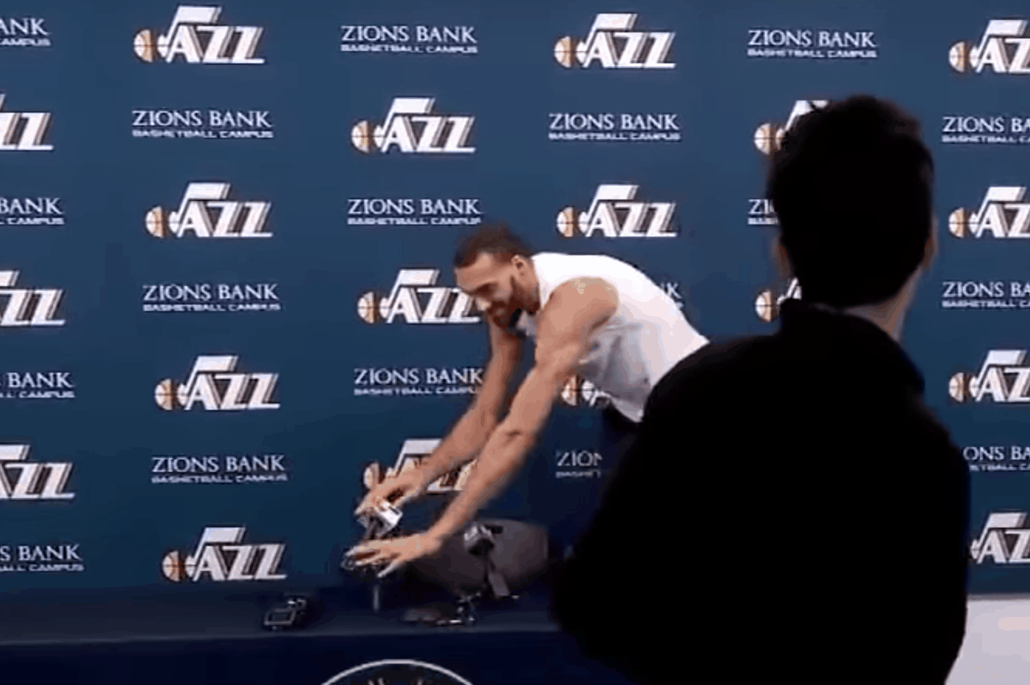 Rudy Gobert avait touché volontairement micros et téléphones d’un point presse lundi…
