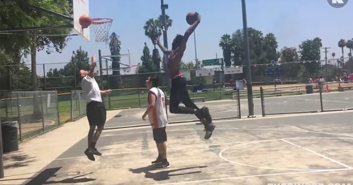 Quand Derrick Jones Jr posterisait un amateur sur un playground de Los Angeles