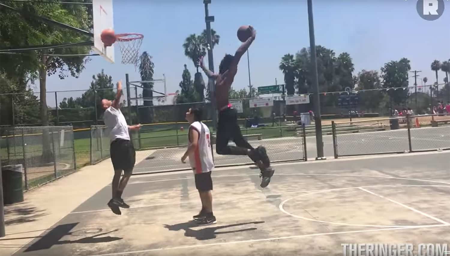 Quand Derrick Jones Jr posterisait un amateur sur un playground de Los Angeles