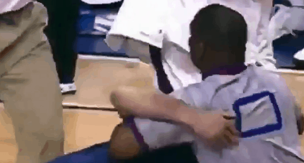 Quand Mark Cuban faisait semblant de se battre avec un arbitre…