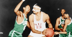 Wilt Chamberlain, son contre hallucinant sur Bill Russell en 1964