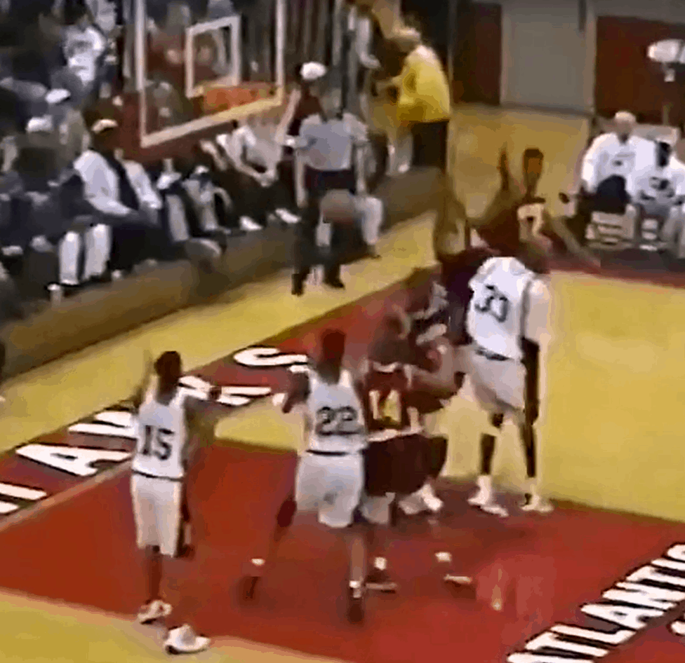 Quand Kobe Bryant marquait un panier impossible au lycée