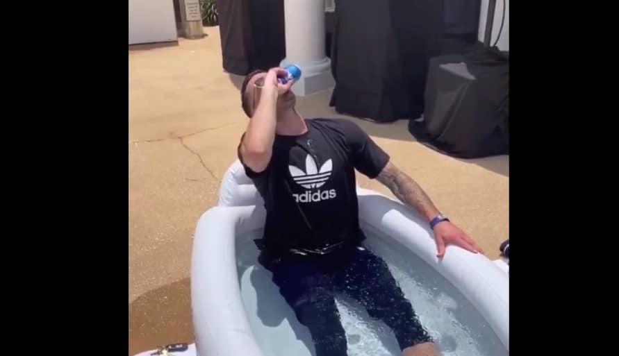 JJ Redick siffle une bière cul sec dans la bulle