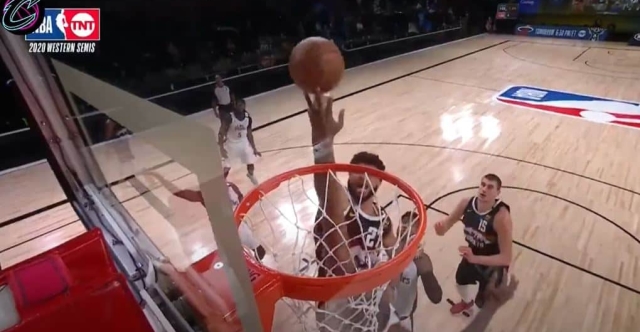 Kawhi Leonard a inventé le block à… un doigt !