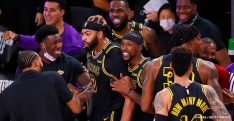 Les Lakers invaincus avec le « Mamba Jersey », LeBron James et l’hommage à Kobe