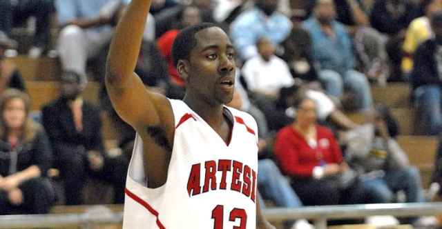 James Harden et sa relation spéciale avec les filles au lycée, sa mère balance