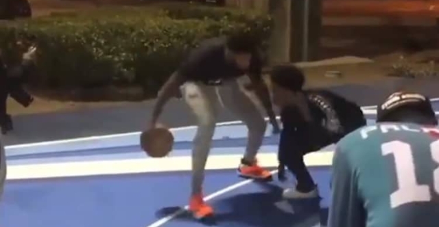 Paul George oublie ses playoffs ratés en crossant des ados sur un playground