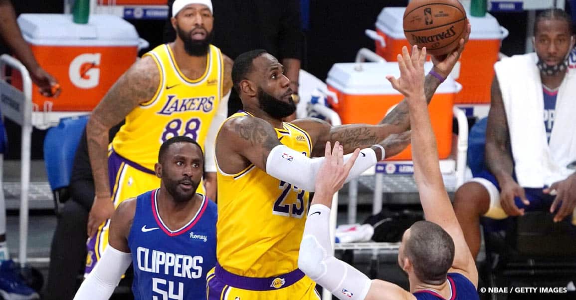 LeBron James s’est blessé, mais va se soigner avec « du bon vin »