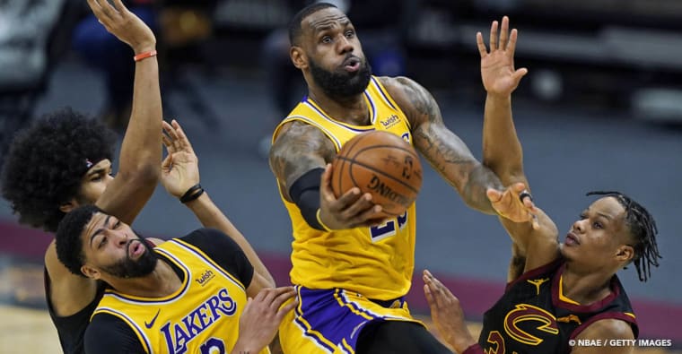 LeBron James met un coup de pression déguisé aux Lakers