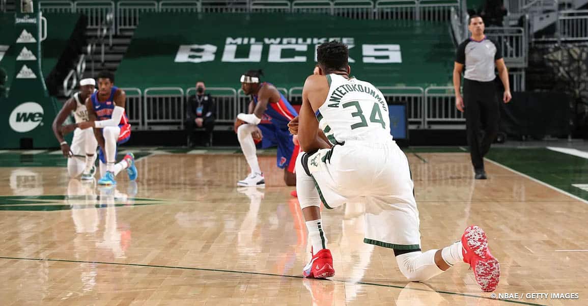 Genoux à terre, les joueurs NBA réagissent à une journée terrible aux Etats-Unis