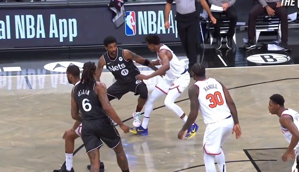 Frank Ntilikina éjecté parce que… Kyrie Irving lui a marché dessus