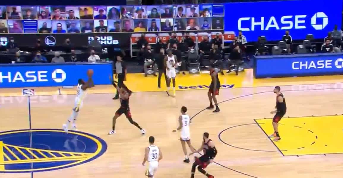 Draymond Green se prend pour Steph Curry et marque depuis le logo !
