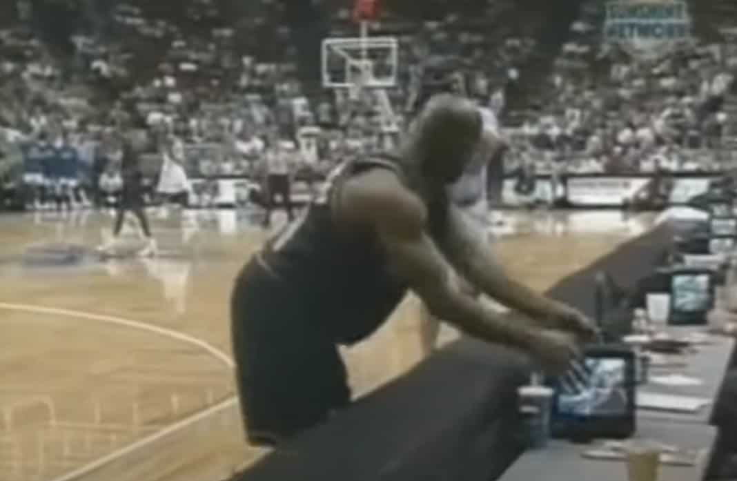 Balancer une TV sur un parquet NBA, ça c’était du pétage de plomb de qualité