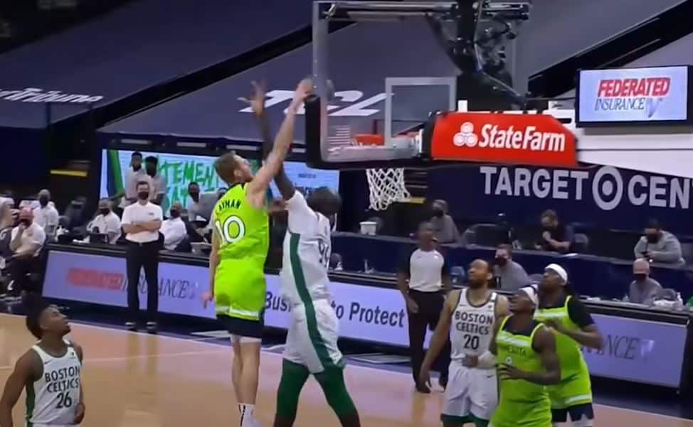 Improbable : Jake Layman met un gros poster sur les 226 centimètres de Tacko Fall