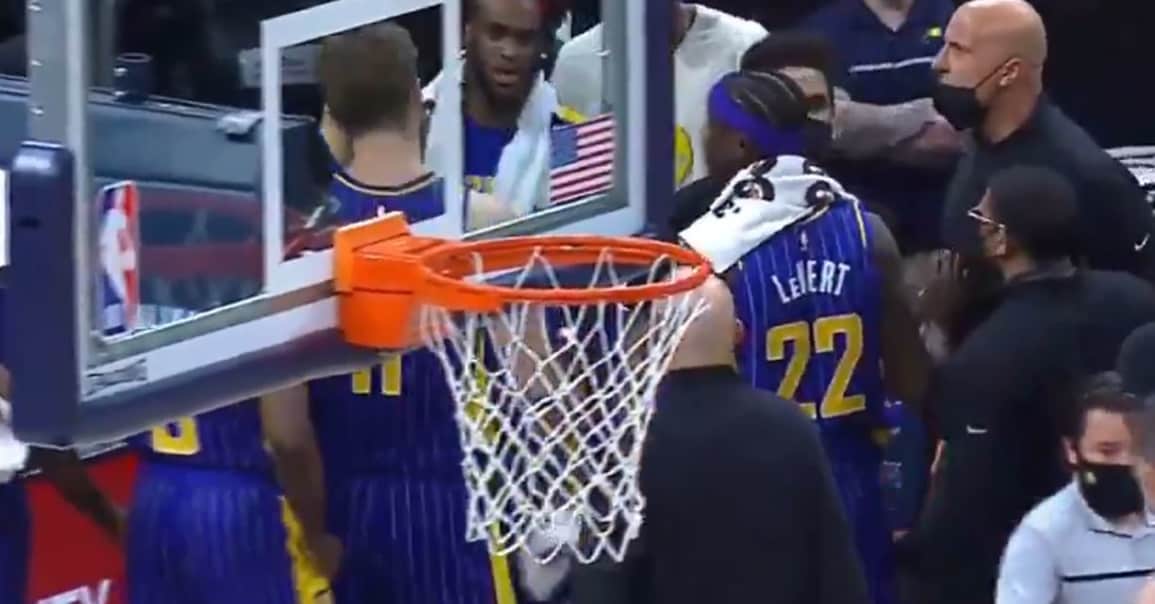 Un assistant des Pacers prêt à castagner son joueur, tout le monde sépare… quelle ambiance !