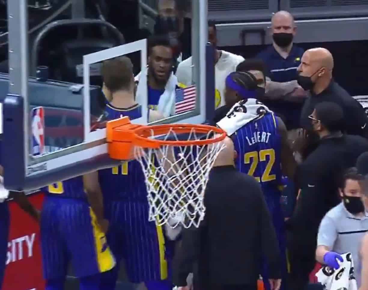 Un assistant des Pacers prêt à castagner son joueur, tout le monde sépare… quelle ambiance !