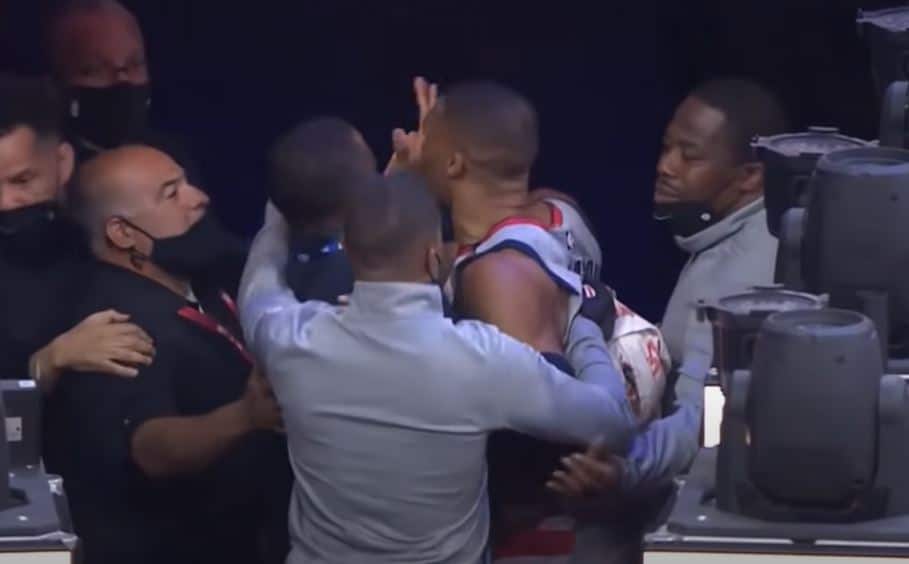 Le fan qui a jeté du popcorn sur Russell Westbrook connaît sa sanction