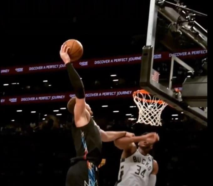 Le poster méga massif de Blake Griffin sur Giannis, mettez les enfants à l’abri