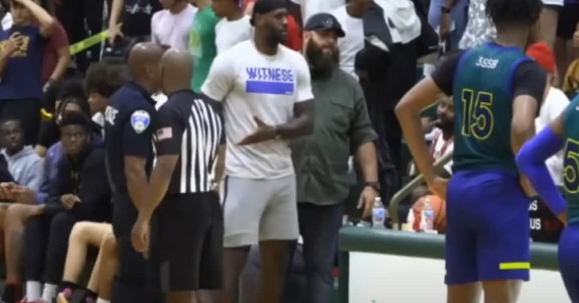 LeBron stoppe un match de Bronny pour remettre en place un speaker irrespectueux
