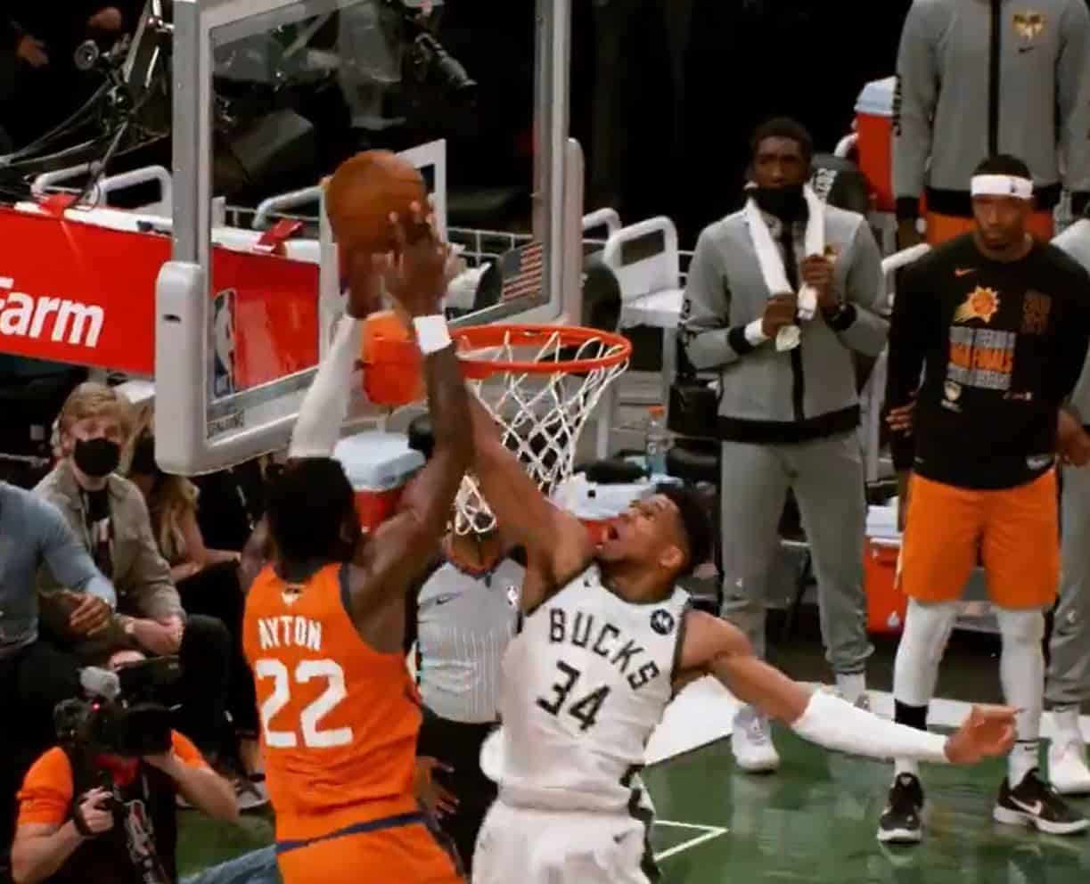 Giannis Antetokounmpo, un block INCROYABLE et décisif sur Ayton !