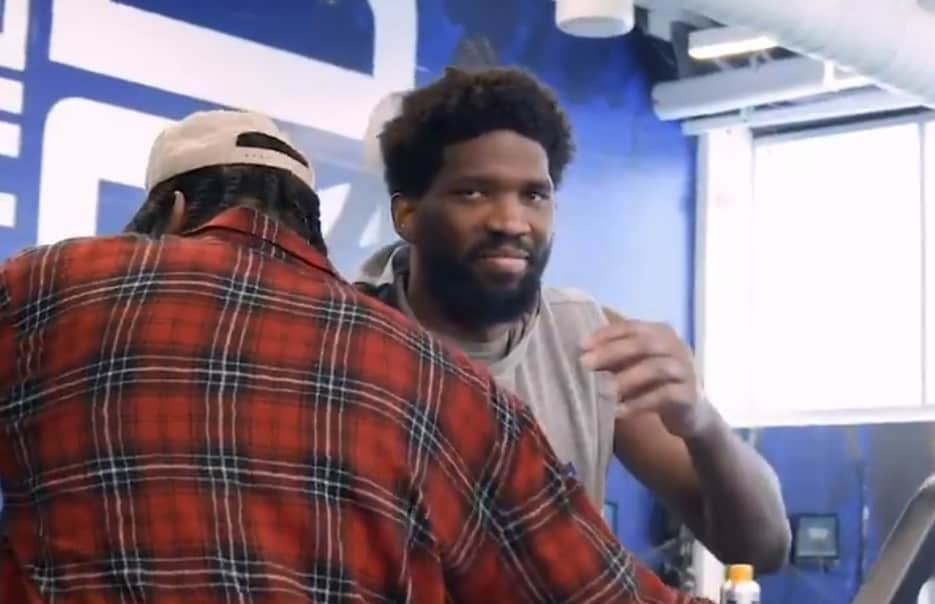 Joel Embiid-Andre Drummond, un câlin entre anciens ennemis