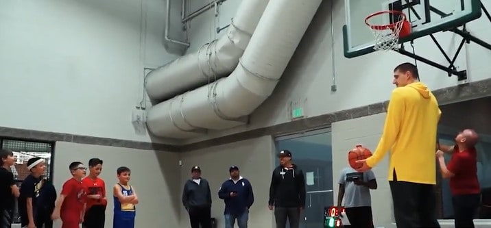 Nikola Jokic : « Les gars, je ne peux pas dunker »